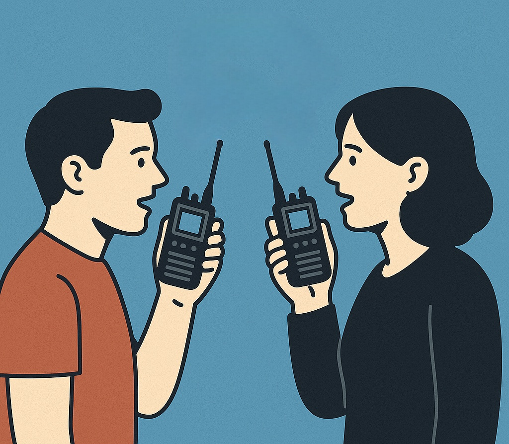 To personer taler i PMR 446 radioer